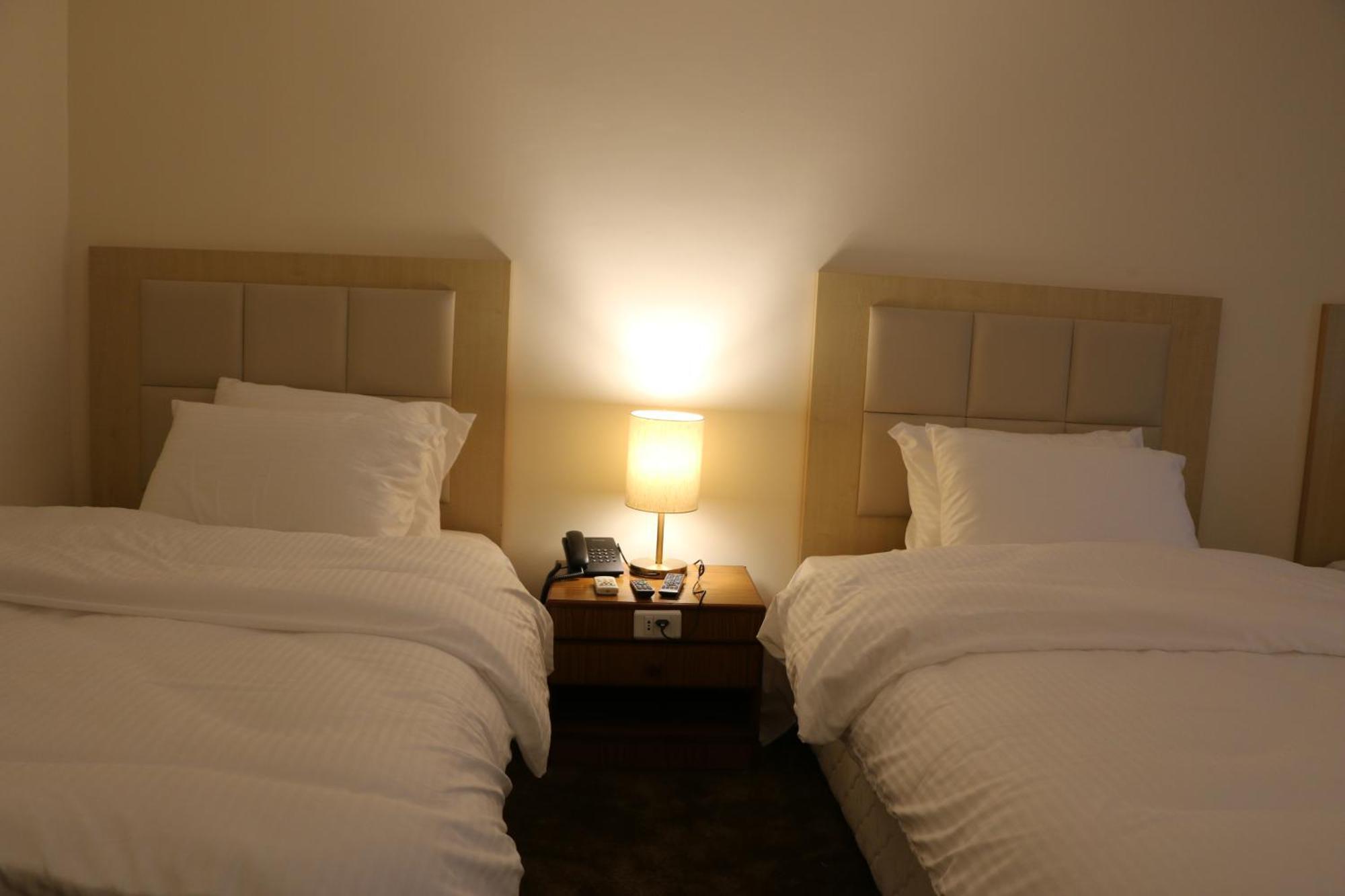 Silk Road Hotel Вади Муса Екстериор снимка